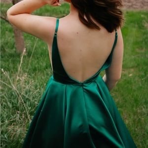 Gorgeous green prom dress!